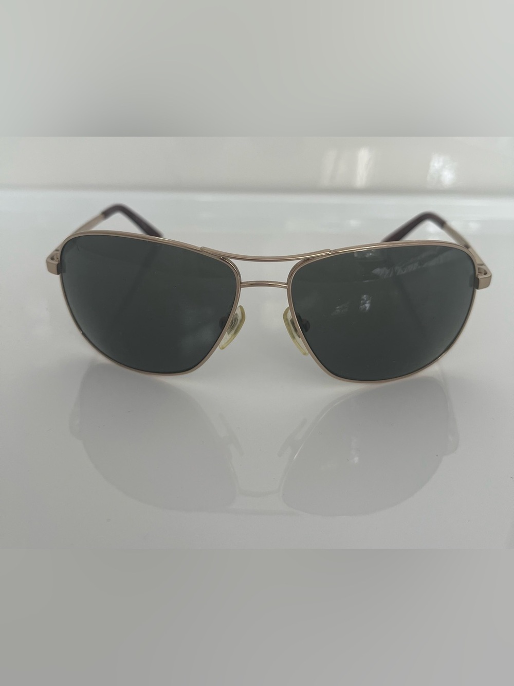 Fossil Aviator Sunglasses with Gold Frame and Dark Lenses